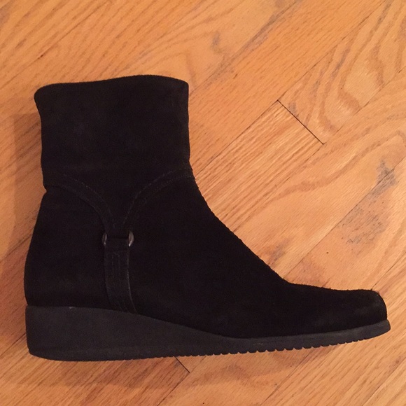La Canadienne Shoes - Black Suede La Canadienne Booties